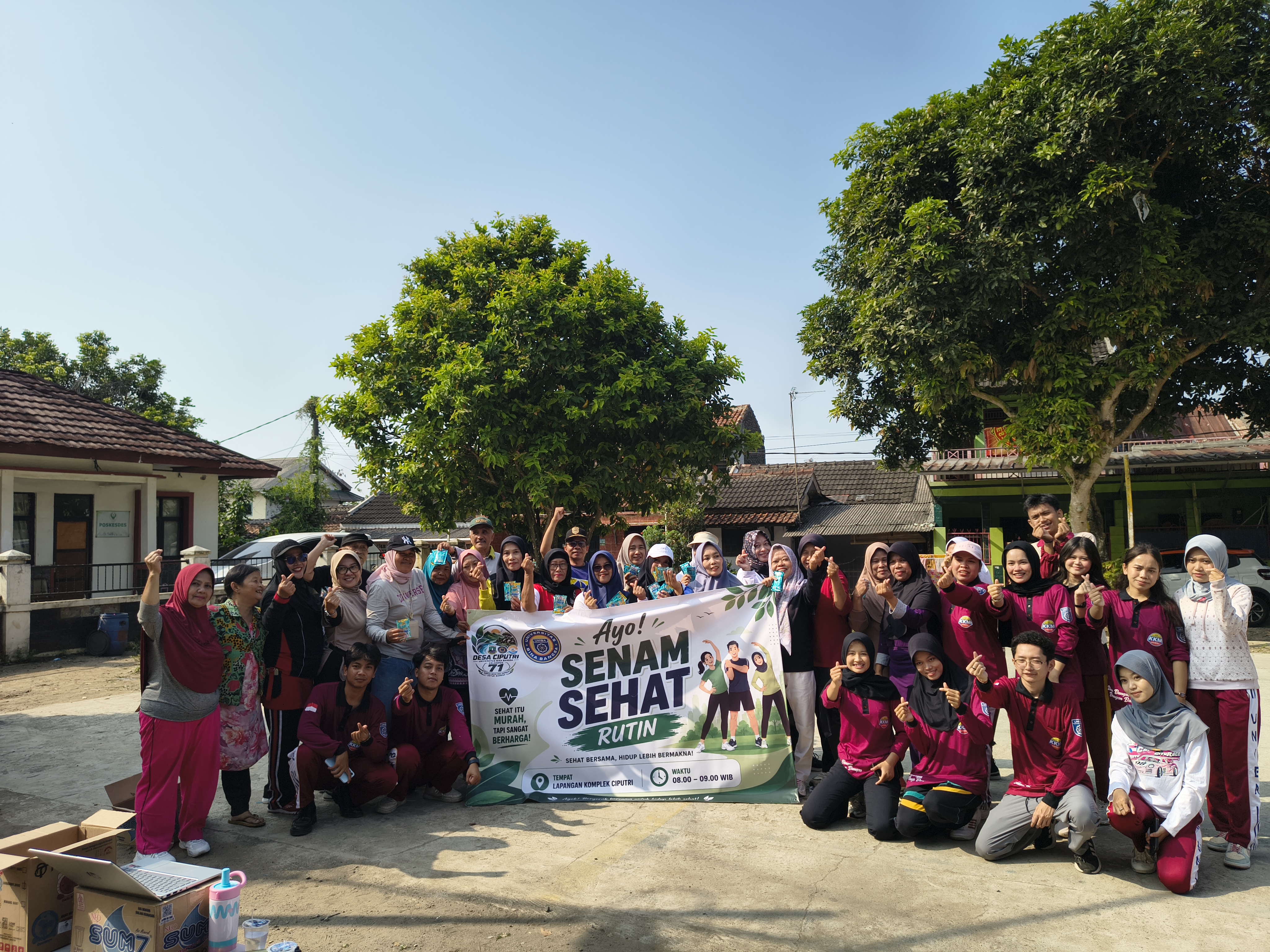 MAHASISWA KKM KELOMPOK 71 DESA CIPUTRI BERSAMA WARGA GELAR SENAM SEHAT UNTUK MENDORONG GAYA HIDUP AKTIF DAN MEMPERERAT KEBERSAMAAN