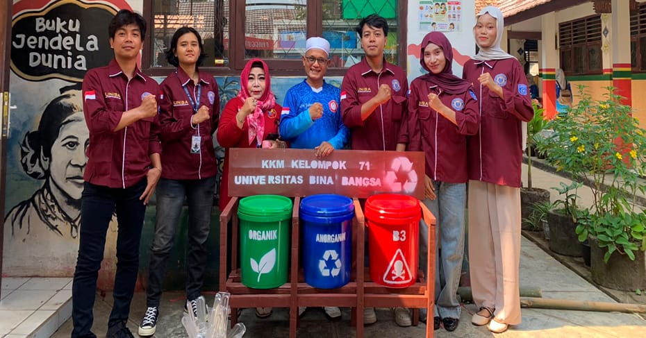 Pembuatan Tong Sampah Menjadi Edukasi Lingkungan Bagi Siswa SDN Ciputri oleh Mahasiswa KKM 71 UNIBA 226